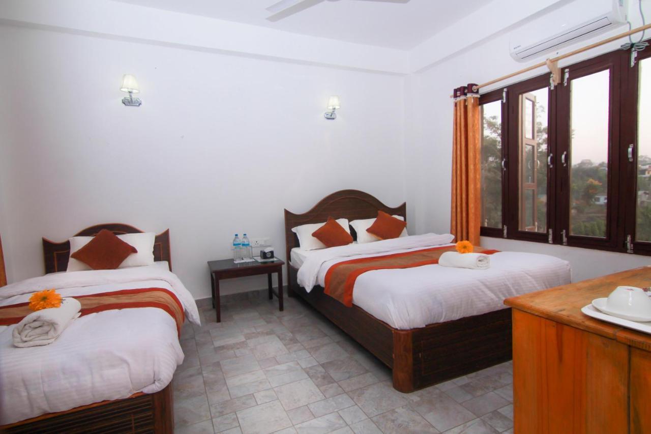 Hotel Chitwan Park Village Sauraha Exterior photo