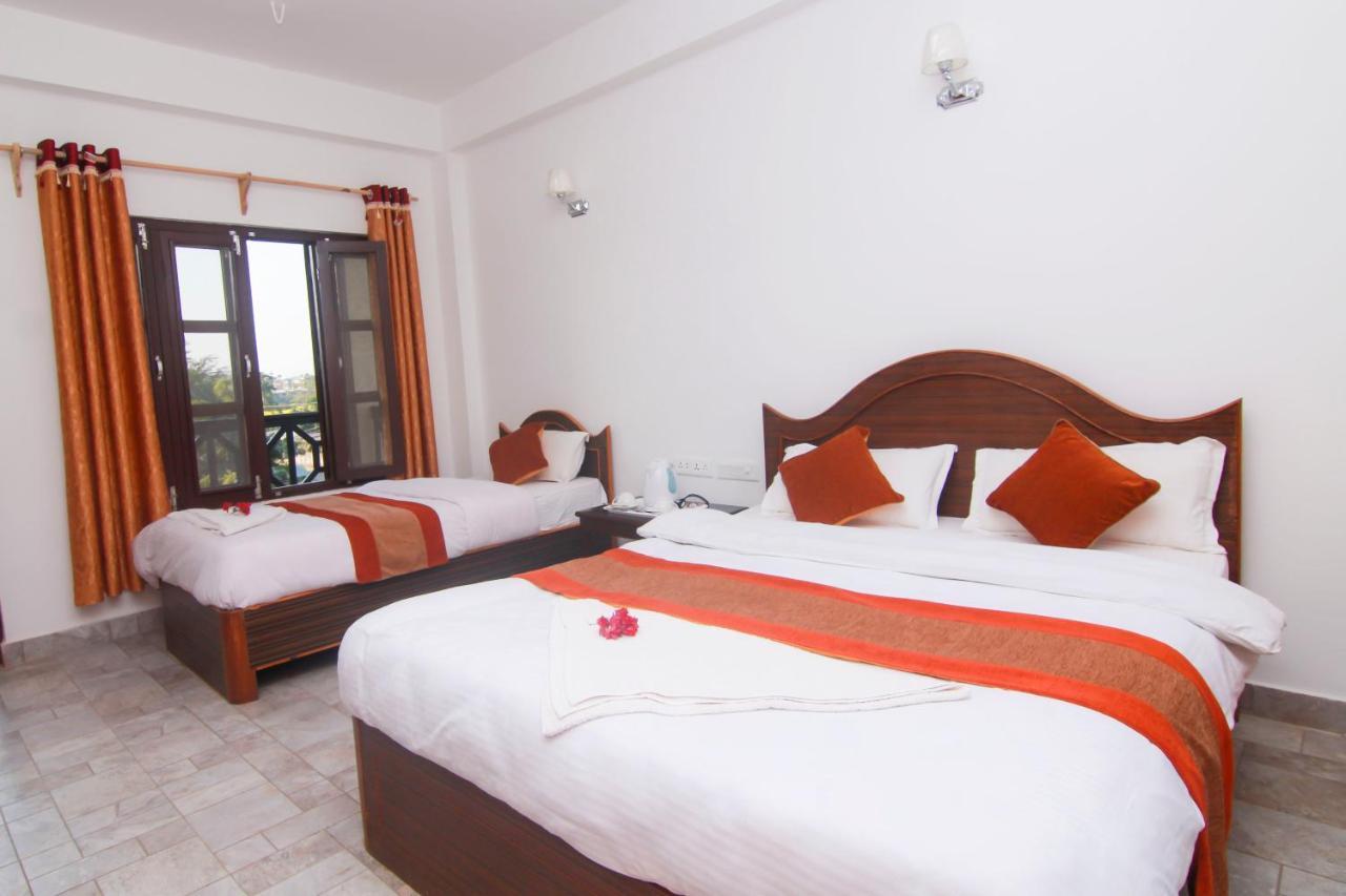 Hotel Chitwan Park Village Sauraha Exterior photo