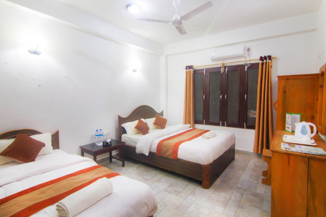 Hotel Chitwan Park Village Sauraha Exterior photo